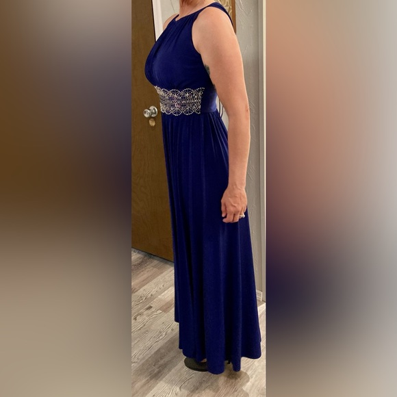 R & M Richard’s Sleeveless Long Gown With Beaded Waist size 4 NWOT - Picture 3 of 11